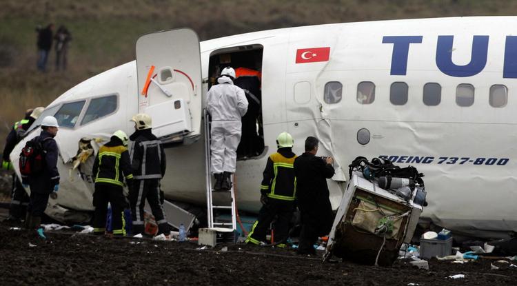 Ni mennesker blev dræbt, da et fly fra Turkish Airlines styrtede ned i Holland i går. 