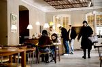 På Kunstindustrimuseets café er der gedigne møbler, tekstiler, bestik, redskaber og alt muligt andet, som mennesker med sans for design igennem tiderne har beriget os med. 