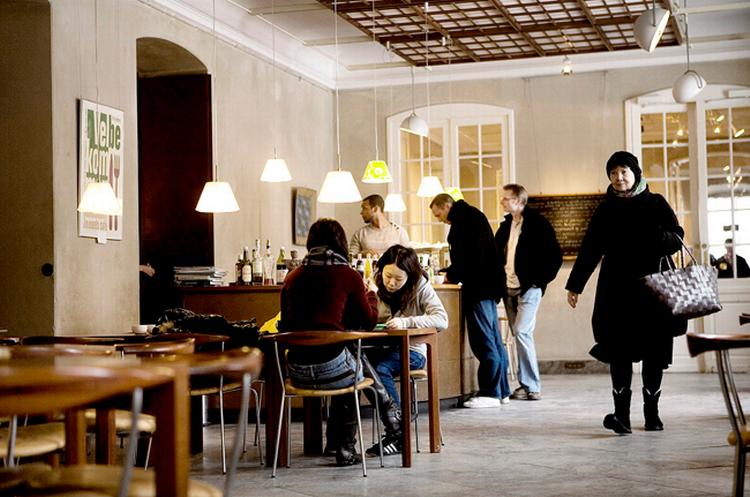 På Kunstindustrimuseets café er der gedigne møbler, tekstiler, bestik, redskaber og alt muligt andet, som mennesker med sans for design igennem tiderne har beriget os med. 