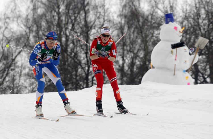 Marthe Kristoffersen (i rødt) blev  indhentet finnen Aino Kaisa Saarinen, som kørte guldet hjem. 