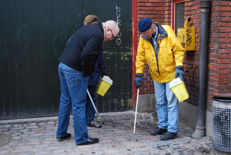 Københavns teknik- og miljøborgmester, Klaus Bondam (R), er med til at indsamle kanyler på Vesterbro. Foto: Københavns Kommunes Teknik- og Miljøforvaltningen 