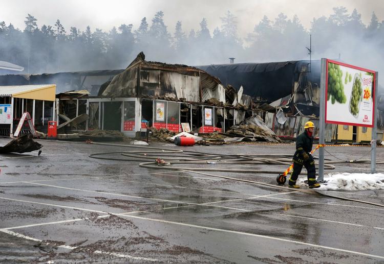 Dette svenske ICA-supermarked og fire andre butikker i byen Södertalje blev i nat ramt af tidsindstillede brandbomber. Ejeren af butikken, Jesper Tovar, er chokeret og kalder angrebet for »ren terrorisme«. Gerningsmændene er endnu ikke pågrebet. 