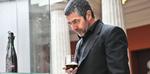 Kunstneren Marco Evaristti med øllen til 2009 kroner, som ifølge ham er et kunstværk. 