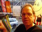 Der er mange grunde til galgenhumor på Nørrebro, siger boghandler Uwe Brodersen fra Nørrebrogade. Den aktuelle situation med bandeopgør og skyderier i gaden er en af dem. Kunder diskuterer episoderne i butikken, fortæller han. Andre frygter og tier stille. 
