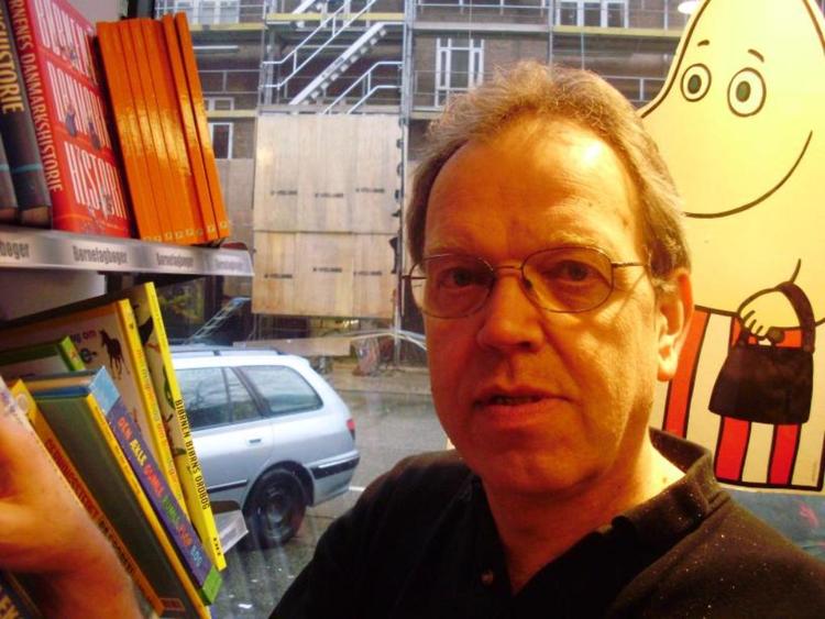 Der er mange grunde til galgenhumor på Nørrebro, siger boghandler Uwe Brodersen fra Nørrebrogade. Den aktuelle situation med bandeopgør og skyderier i gaden er en af dem. Kunder diskuterer episoderne i butikken, fortæller han. Andre frygter og tier stille. 