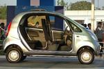 Tata Nano er nu omsider klar til indiske købere. Pris: 12.000 kroner. Og døre følger med til prisen. 