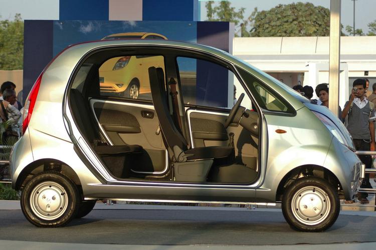 Tata Nano er nu omsider klar til indiske købere. Pris: 12.000 kroner. Og døre følger med til prisen. 