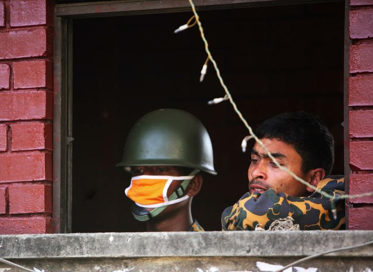 Grænsepatrulje fra Bangladesh kigger ud fra hovedkvarteret i Dhaka i dag. 