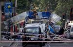Terror i London med flere bomber mod den offentlige transport. Eksplosionen i en bus ved Euston Station flåede taget og siderne fra hinanden. Arkivfoto. 