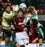 David Beckham er kommet i klemme i kampen mod Werder Bremen, hvor Milan måtte se sig slået ud af Uefa Cup. 