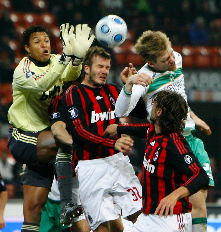 David Beckham er kommet i klemme i kampen mod Werder Bremen, hvor Milan måtte se sig slået ud af Uefa Cup. 