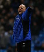 Ståle Solbakken på sidelinjen under kampen i Manchester. 
