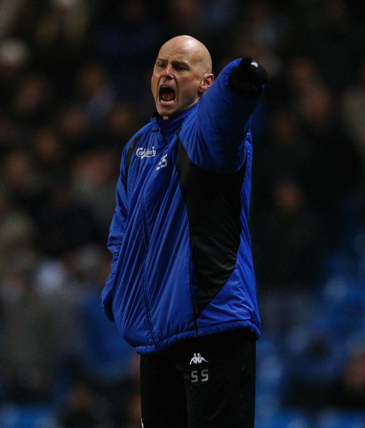 Ståle Solbakken på sidelinjen under kampen i Manchester. 