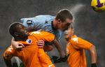 Richard Dunne fra Manchester City kommer øverst i duel med Dame N'Doye. 