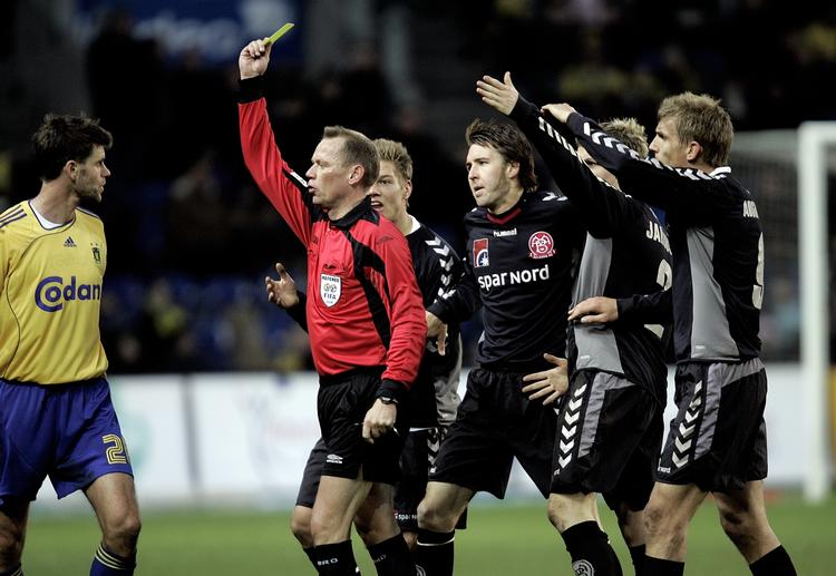 Claus Bo Larsen og de øvrige dommere i Superligaen har fået råd og vejledning af en mentaltræner. Arkivfoto. 