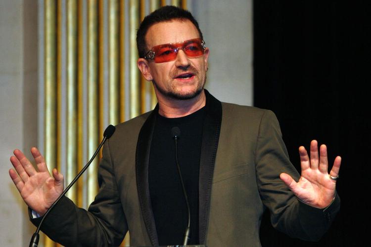 En række af verdens store udviklingsorganisationer beskylder Bono for at tale varmt om bedre vilkår for verdens fattige, mens han selv kryber i skattely, der koster milliarder for irerne og den fattige del af verden.  Foto: Jacques Brinon/AP 