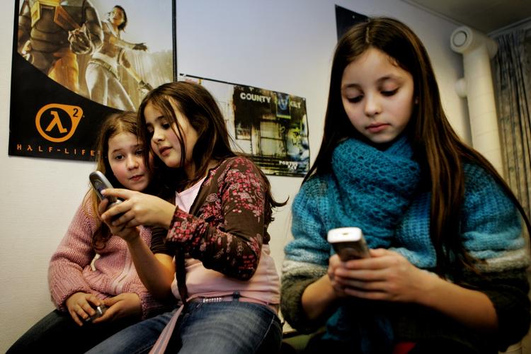 Ombudsmanden har fastslået reglerne for, hvor lang tid en skole må beholde elevernes mobiltelefoner (arkivfoto). 