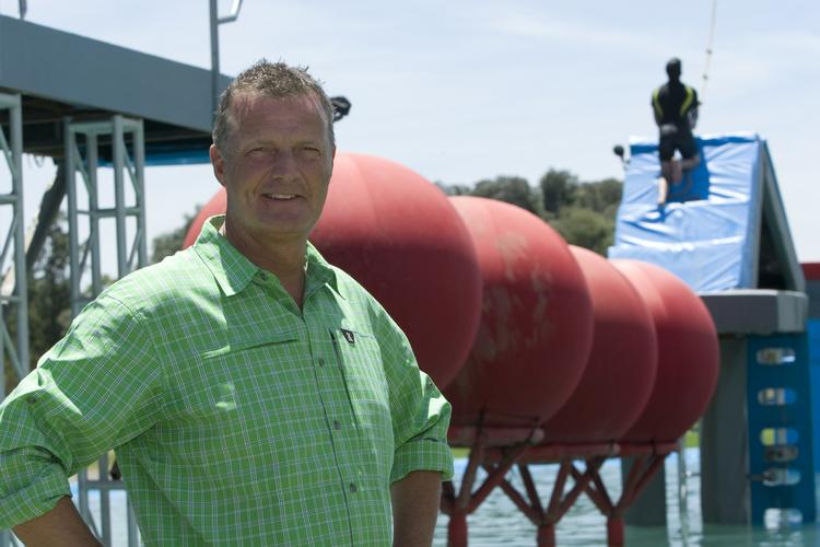 Thomas Mygind er vært på det nye underholdningsprogram 'Wipe Out'. Pr-foto: SBS. 