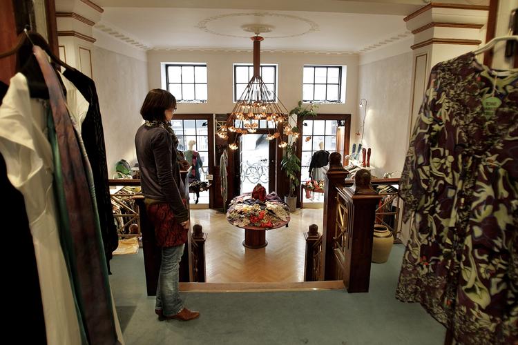 Danskerne beholder pengepungen i lommen og køber mindre ind i landets detailbutikker. Halvdelen af virksomhederne forventer et fald i omsætningen i 2009. Arkivfoto. 