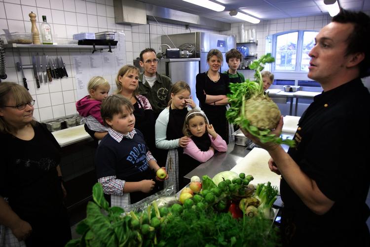 Mørket får os til at gå efter de kulhydratrige fødevarer. Men nu kommer foråret, og så begynder vi at spise lettere. 