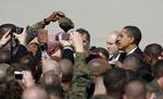 Barack Obama hilses af marinesoldater i Havelock, North Carolina i USA, før hans tale om fremtiden for styrkerne i Irak. 