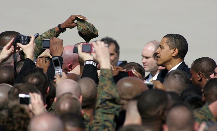 Barack Obama hilses af marinesoldater i Havelock, North Carolina i USA, før hans tale om fremtiden for styrkerne i Irak. 
