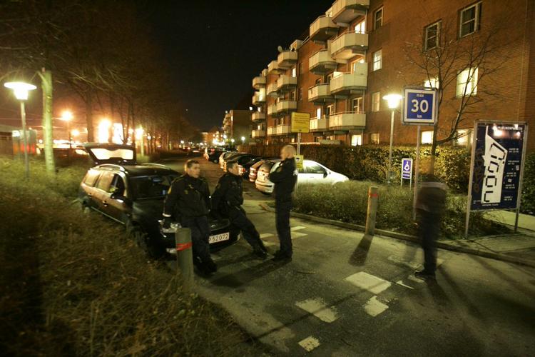 En mand er skudt ned i Mjølnerparken i København. Manden behandles på stedet i et telt, der er opsat omkring ham af redningsfolk. Hele området er afspærret af politi. 