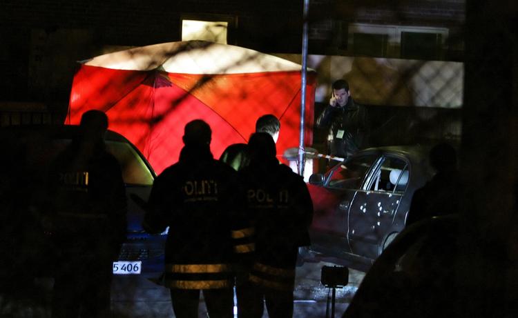 Billede af bilen, hvor den 25-årige sad. Der er tydelige skudhuller i bildøren. 