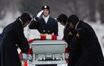 Den amerikanske soldat Brian M. Mescall begraves på den militære kirkegård i Arlington, efter at han i januar blev dræbt i Afghanistan. 