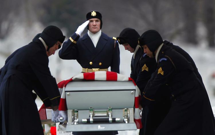 Den amerikanske soldat Brian M. Mescall begraves på den militære kirkegård i Arlington, efter at han i januar blev dræbt i Afghanistan. 
