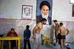 Frederik Ekstrøm (bagest på vægten uden tøj på) nåede lige nøjagtig at smide godt fire kilo, så han i dag kan stille op ved brydestævnet Yadegar Imam Cup i den iranske by Qom. Foto: Jacob Ehrbahn 