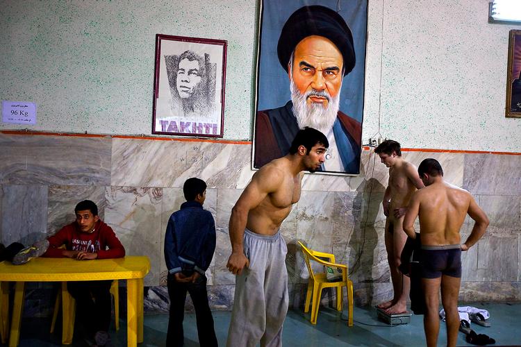 Frederik Ekstrøm (bagest på vægten uden tøj på) nåede lige nøjagtig at smide godt fire kilo, så han i dag kan stille op ved brydestævnet Yadegar Imam Cup i den iranske by Qom. Foto: Jacob Ehrbahn 