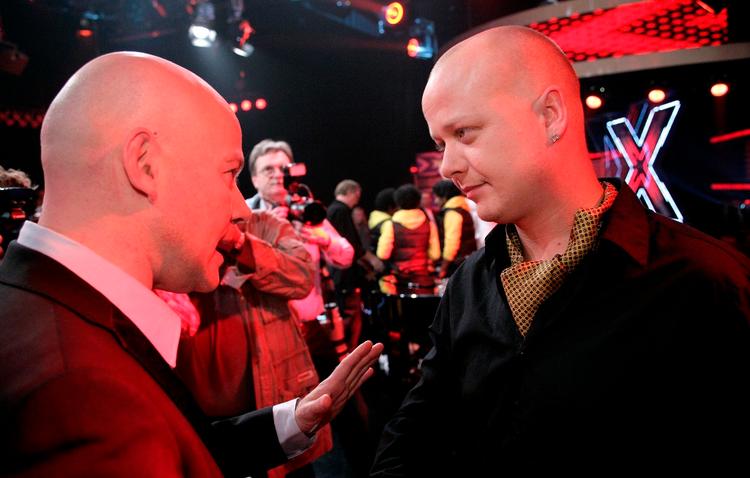 En kontroversiel scene fra' X Factor'. Dommer Thomas Blachman (t.v.) taler med deltageren Seest, der netop er blevet sendt ud af konkurrencen. Flere hundrede seere mente, det var en skandale, at trioen Asian Sensation gik videre på bekostning af Seest. Arkivfoto. 