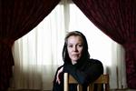 Jane Sunesen er klædt i sort og iført tørklæde, når hun er del af den danske brydedelegation til stævnet i Qom. 