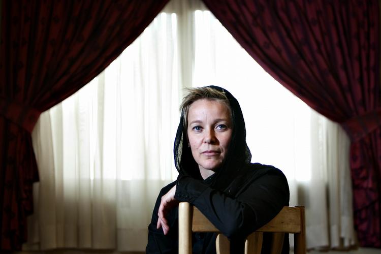 Jane Sunesen er klædt i sort og iført tørklæde, når hun er del af den danske brydedelegation til stævnet i Qom. 