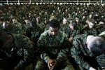 Amerikanske marinesoldater i fællesbøn i Lejeune-lejren. 