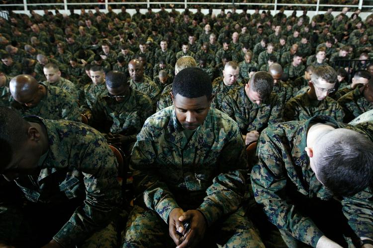 Amerikanske marinesoldater i fællesbøn i Lejeune-lejren. 