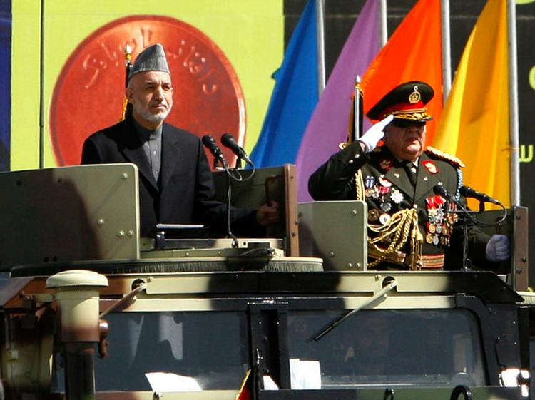 Afghanistans præsident, Harmid Karzai, inspirerer afghanske soldater sidste år. 