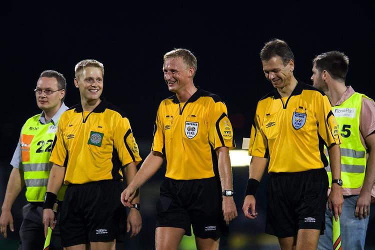 Dommertrioerne - som her Henning Jensen, Michael Svendsen og Lars Hummelgaard - kan i fremtiden blive til kvintetter, hvis Fifas eksperimenter viser sig vellykkede. Arkivfoto. 