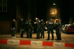 Politiet på stedet, hvor der blev skudt lørdag aften. 
