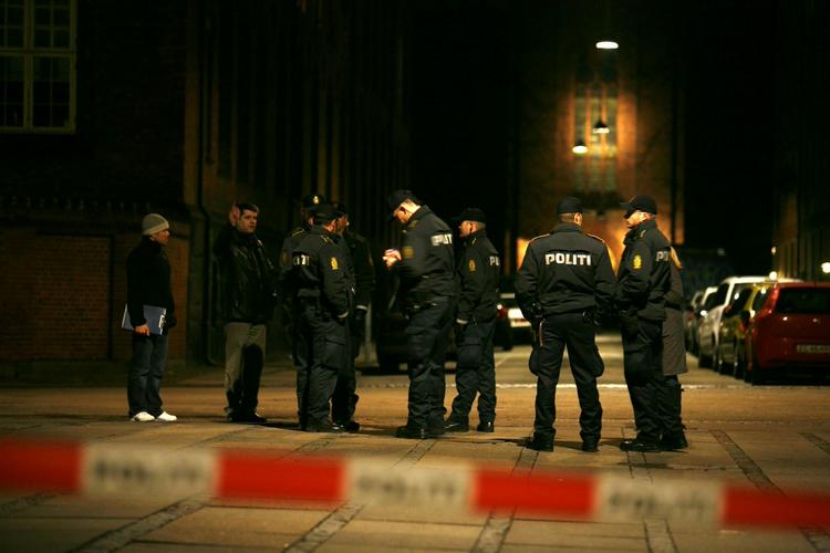 Politiet på stedet, hvor der blev skudt lørdag aften. 