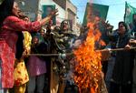 Der bliver protesteret i flere byer i Pakistan. Kvinderne her brænder et billede af landets præsident, Asif Ali Zardari. 