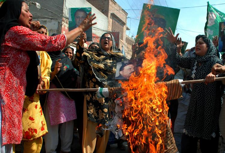 Der bliver protesteret i flere byer i Pakistan. Kvinderne her brænder et billede af landets præsident, Asif Ali Zardari. 