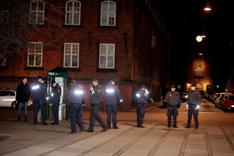 Politiet overvejer at sætte flere betjente på gaden for at dæmme op for skyderierne. Fotoet er fra Nørrebro i aftes, hvor en mand blev såret af skud. 