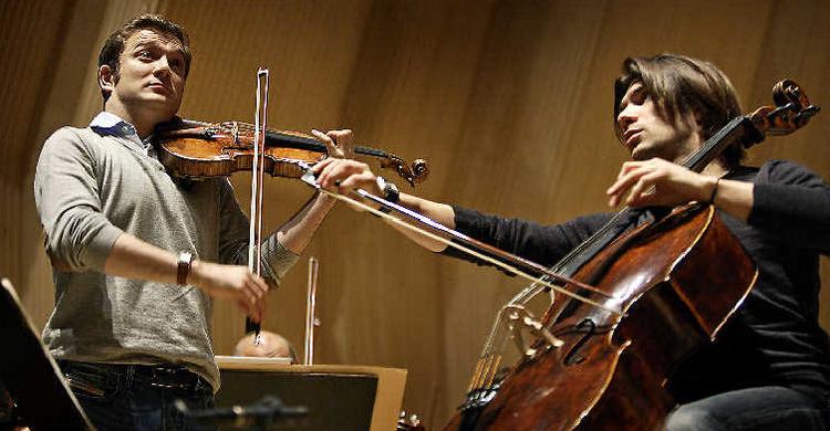 De er brødre, de er franske, og ved ugens Torsdagskoncert i Radiohuset viste Renaud Capucon på violin og lillebror Gautier Capucon på cello, at de kan få såvel Brahms som kammermusik af ungareren Zoltán Kodály op at flyve. Her er de to brødre fanget ved generalprøven inden koncerten. Foto: Agnete Schlichtkrull 
