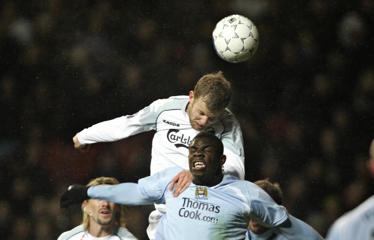 Mikael Antonsson - her i en hovedstødsduel med Manchester Citys Nedum Onuoha - er ude med en ledbåndsskade til kampen mod Brøndby. Arkivfoto. 