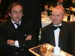 Uefa-præsident Michel Platini (tv.) har tidligere slået til lyd for, at fodboldspillernes lønninger skal begrænses, og den tankegang bakker DBU-formand Allan Hansen (th.) op omkring på dansk niveau. Arkivfoto. 