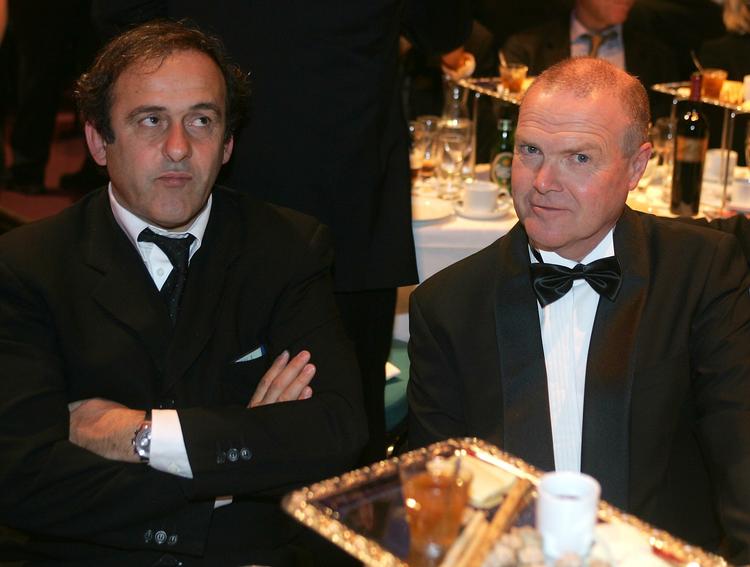 Uefa-præsident Michel Platini (tv.) har tidligere slået til lyd for, at fodboldspillernes lønninger skal begrænses, og den tankegang bakker DBU-formand Allan Hansen (th.) op omkring på dansk niveau. Arkivfoto. 