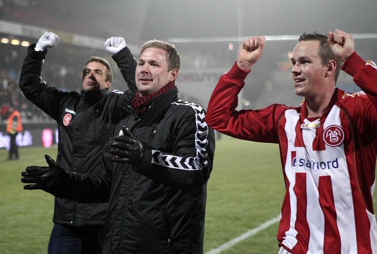 AaB-cheftræner Magnus Pehrsson (midt) understreger, at pokalkampene mod Brøndby har stor betydning for det danske mesterhold. Arkivfoto 