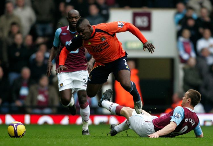 Micah Richards og Manchester City har store problemer, når de spiller på udebane i Premier League. 